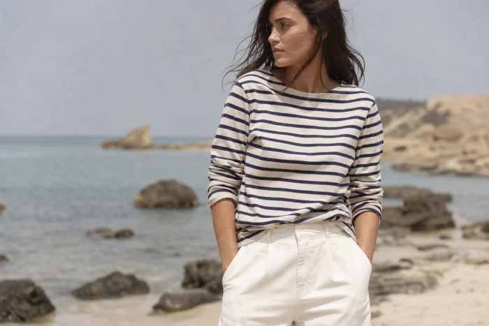 Comment réussir un look marin lumineux avec une marinière et un pantalon blanc ?